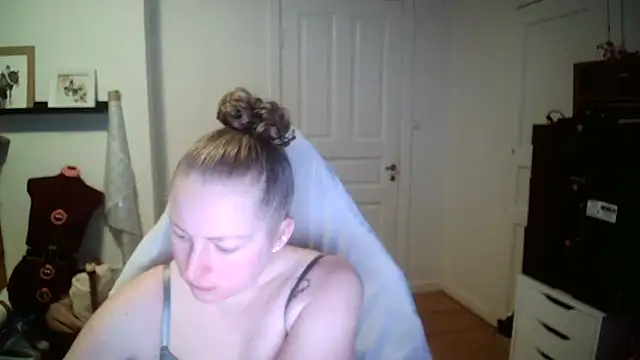 Snapshot of Girlnina-1995 chatting on January 7, 2026, 9:56 am Girlnina-1995 online show from January 7, 2026, 9:56 am