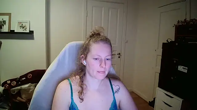 Snapshot of Girlnina-1995 chatting on February 2, 2026, 9:35 pm Girlnina-1995 online show from February 2, 2026, 9:35 pm