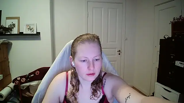 Snapshot of Girlnina-1995 chatting on February 18, 2026, 8:32 am Girlnina-1995 online show from February 18, 2026, 8:32 am