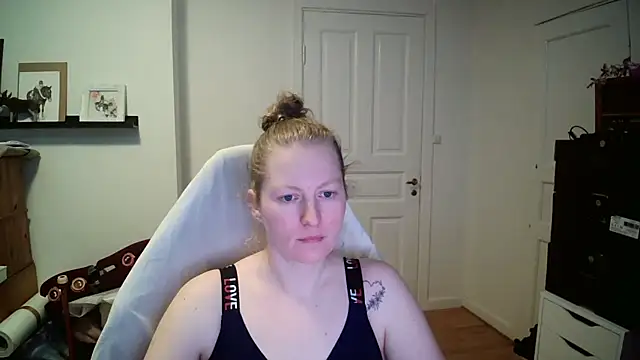 Snapshot of Girlnina-1995 chatting on February 20, 2026, 9:43 am Girlnina-1995 online show from February 20, 2026, 9:43 am