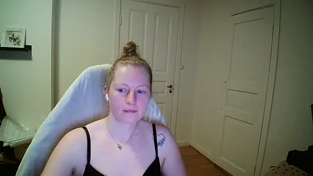 Snapshot of Girlnina-1995 chatting on March 5, 2026, 9:33 pm Girlnina-1995 online show from March 5, 2026, 9:33 pm