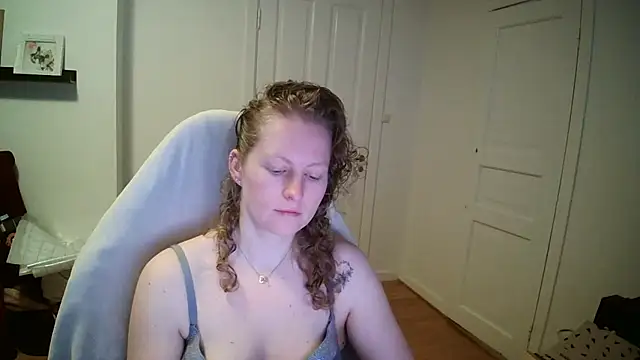 Snapshot of Girlnina-1995 chatting on March 11, 2026, 9:37 am Girlnina-1995 online show from March 11, 2026, 9:37 am