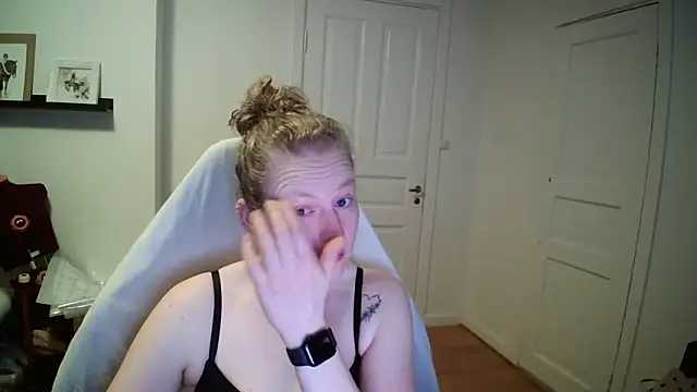 Snapshot of Girlnina-1995 chatting on March 20, 2026, 6:29 am Girlnina-1995 online show from March 20, 2026, 6:29 am