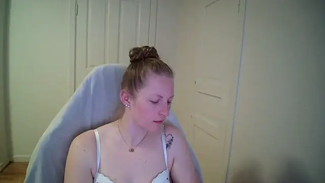 Snapshot of Girlnina-1995 chatting on April 1, 2026, 1:52 pm Girlnina-1995 online show from April 1, 2026, 1:52 pm