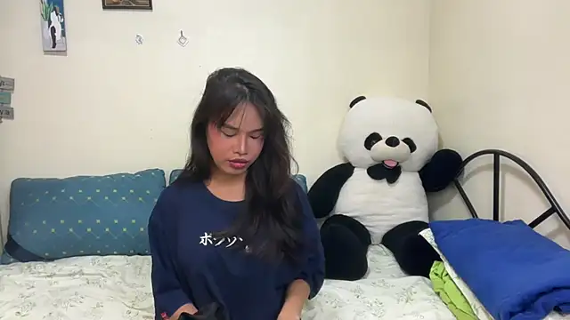 rihanna22 online show from November 17, 2025, 1:50 pm