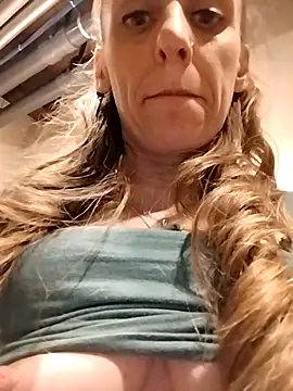 Snapshot of eatmeplease44 chatting on February 9, 2026, 9:46 am eatmeplease44 online show from February 9, 2026, 9:46 am