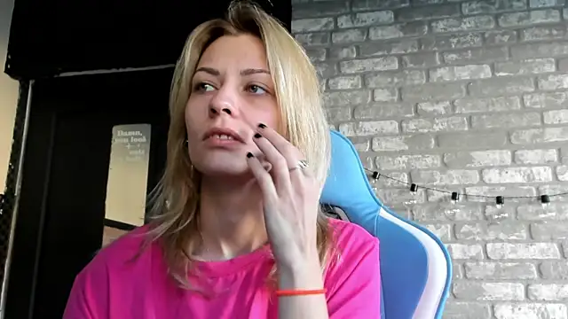 karo123421 online show from November 13, 2025, 8:13 am