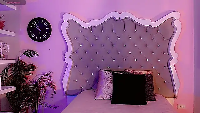 LeyXandrabraz online show from November 28, 2025, 7:49 pm