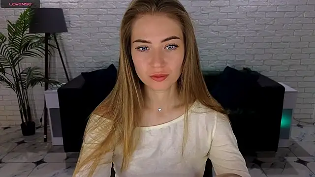 Snapshot of Adelyna_Bird chatting on September 16, 2025, 6:14 am Adelyna Bird online show from September 16, 2025, 6:14 am