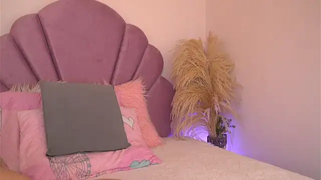 Snapshot of KendalEvanz chatting on February 16, 2026, 12:18 am KendalEvanz online show from February 16, 2026, 12:18 am