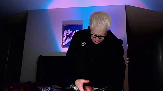 Snarfle82 online show from November 13, 2025, 1:04 am