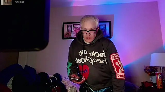 Snarfle82 online show from December 4, 2025, 4:00 am