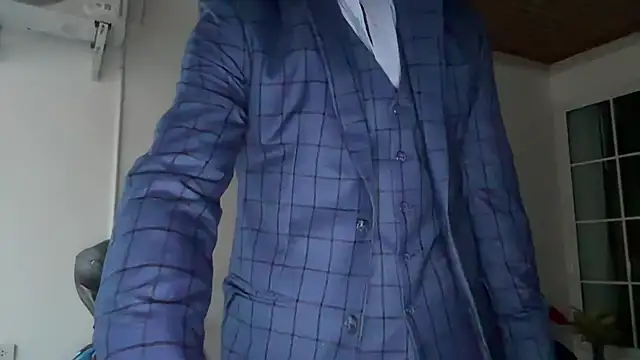 Snapshot of lukegunn chatting on December 7, 2024, 11:34 pm lukegunn online show from December 7, 2024, 11:34 pm