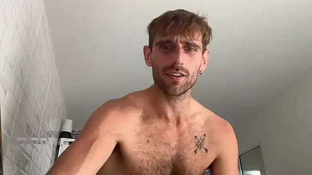 Snapshot of lukegunn chatting on December 25, 2024, 11:10 pm lukegunn online show from December 25, 2024, 11:10 pm