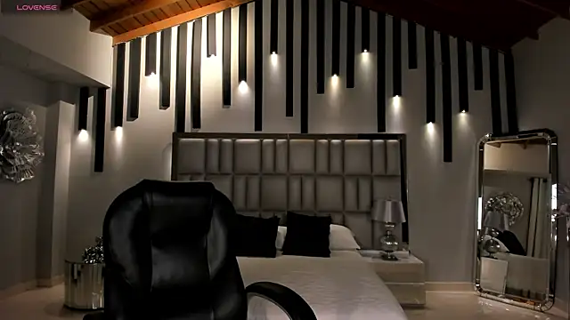 NickyLawson online show from November 30, 2025, 11:20 pm