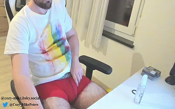 Snapshot of cozy-mike chatting on June 6, 2026, 11:20 pm cozy-mike online show from June 6, 2026, 11:20 pm