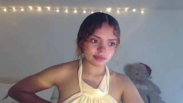 Snapshot of ValienteGirl_ chatting on February 3, 2026, 12:53 am ValienteGirl online show from February 3, 2026, 12:53 am