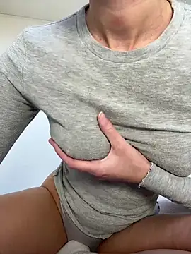 Snapshot of CutieEmy chatting on February 3, 2025, 11:09 am CutieEmy online show from February 3, 2025, 11:09 am