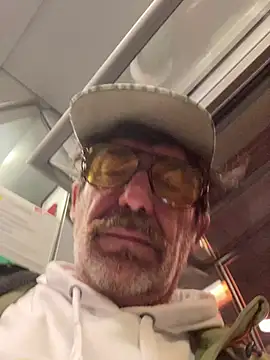 Snapshot of maxximere chatting on February 23, 2026, 11:24 pm maxximere online show from February 23, 2026, 11:24 pm