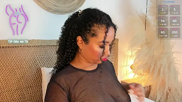 cloe 25 online show from October 28, 2025, 2:37 am