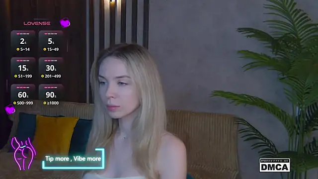 Snapshot of Holl1Would chatting on February 1, 2025, 7:44 pm Holl1Would online show from February 1, 2025, 7:44 pm