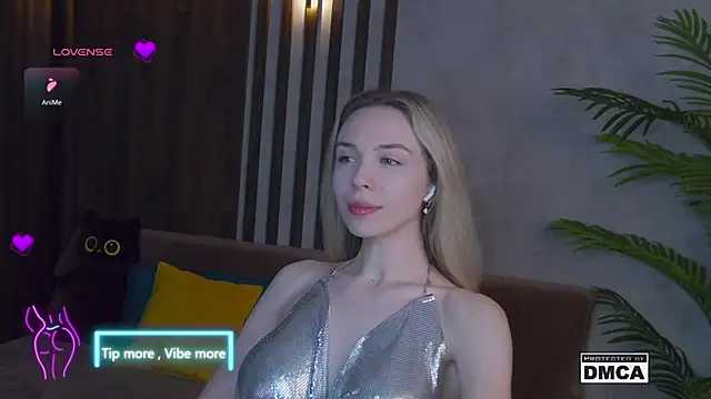 Snapshot of Holl1Would chatting on February 14, 2025, 3:33 am Holl1Would online show from February 14, 2025, 3:33 am