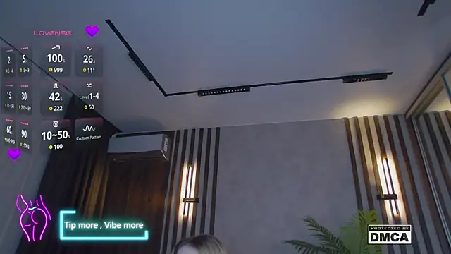 Snapshot of Holl1Would chatting on February 19, 2025, 7:59 pm Holl1Would online show from February 19, 2025, 7:59 pm