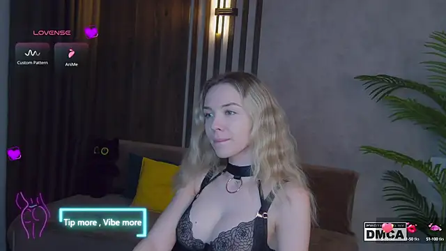 Snapshot of Holl1Would chatting on March 1, 2025, 3:53 am Holl1Would online show from March 1, 2025, 3:53 am