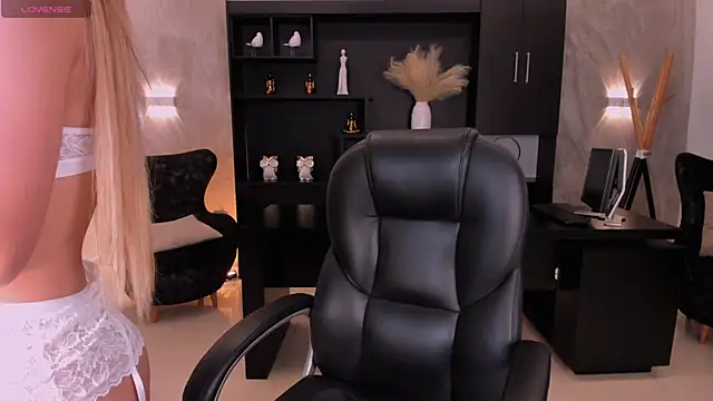 Snapshot of LexieWayne chatting on December 30, 2024, 11:06 pm LexieWayne online show from December 30, 2024, 11:06 pm