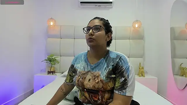 DanielleEvans  online show from November 20, 2025, 11:10 am