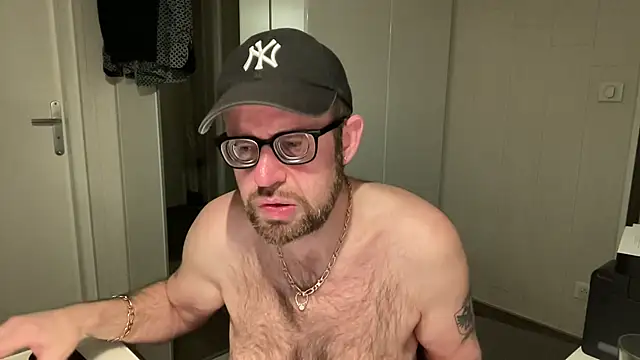 Snapshot of FABIOGLASSES chatting on March 13, 2025, 11:16 pm FABIOGLASSES online show from March 13, 2025, 11:16 pm