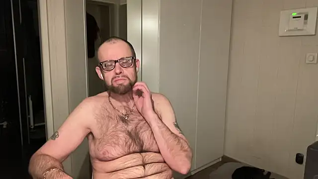 Snapshot of FABIOGLASSES chatting on November 17, 2025, 10:26 pm FABIOGLASSES online show from November 17, 2025, 10:26 pm