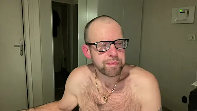 Snapshot of FABIOGLASSES chatting on November 18, 2025, 10:47 pm FABIOGLASSES online show from November 18, 2025, 10:47 pm