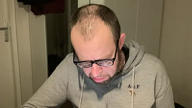 Snapshot of FABIOGLASSES chatting on November 30, 2025, 10:58 pm FABIOGLASSES online show from November 30, 2025, 10:58 pm