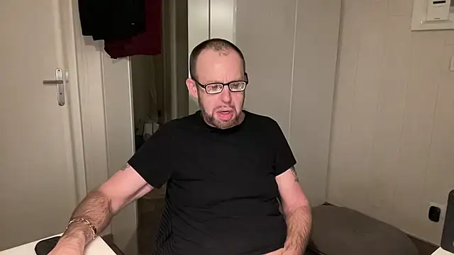 Snapshot of FABIOGLASSES chatting on December 2, 2025, 11:23 pm FABIOGLASSES online show from December 2, 2025, 11:23 pm