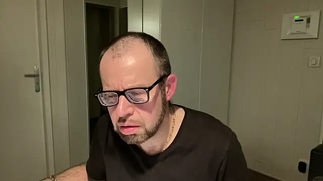 Snapshot of FABIOGLASSES chatting on January 9, 2026, 9:16 pm FABIOGLASSES online show from January 9, 2026, 9:16 pm