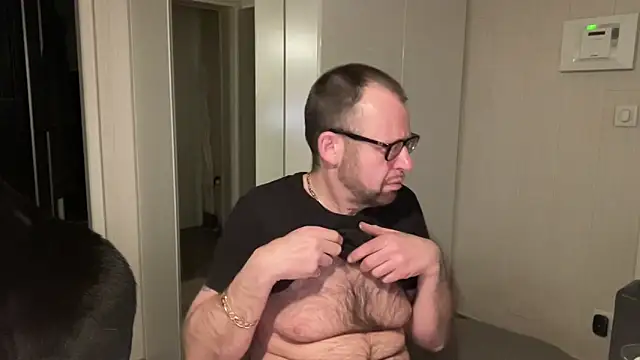 FABIOGLASSES online show from February 4, 2026, 8:47 pm