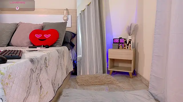 Snapshot of MauraGray chatting on February 27, 2026, 9:15 pm MauraGray online show from February 27, 2026, 9:15 pm