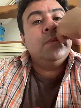 Snapshot of EmilianoGt chatting on October 7, 2025, 9:12 pm EmilianoGt online show from October 7, 2025, 9:12 pm