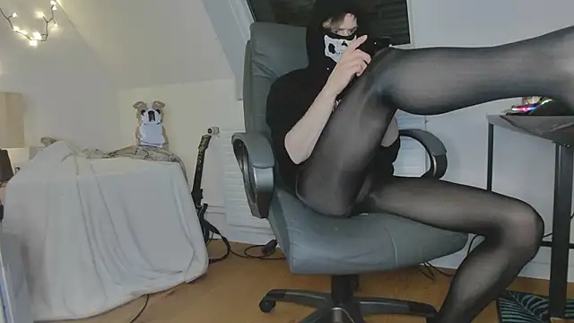 Snapshot of Nyl0nnickb0y chatting on February 16, 2026, 9:11 pm Nyl0nnickb0y online show from February 16, 2026, 9:11 pm