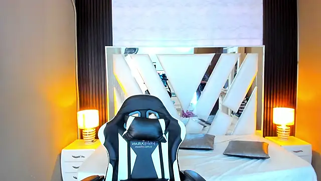 Linda4Petite online show from October 28, 2025, 6:10 pm