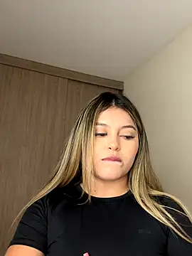 lunablossom  online show from September 23, 2025, 9:18 pm