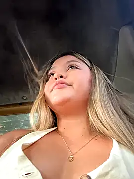 lunablossom  online show from November 8, 2025, 8:29 pm