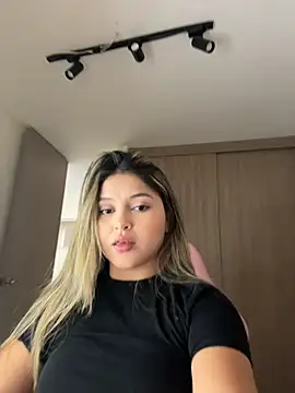 lunablossom  online show from April 6, 2026, 10:00 pm