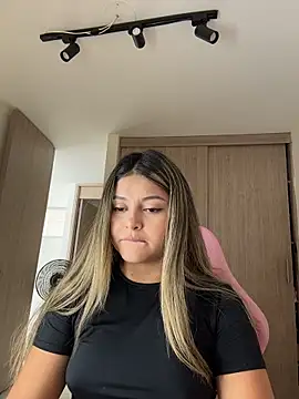 lunablossom  online show from April 11, 2026, 4:55 pm