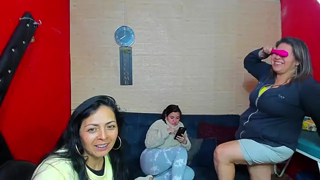 lesbiancuple online show from November 7, 2025, 1:05 am