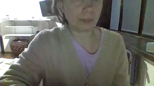 Snapshot of Moi_Lina chatting on November 19, 2025, 12:10 am Moi Lina online show from November 19, 2025, 12:10 am