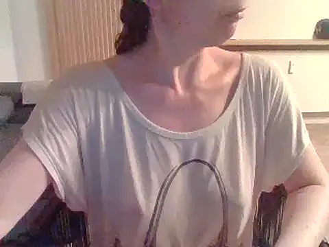 Snapshot of Moi_Lina chatting on July 17, 2026, 10:58 pm Moi Lina online show from July 17, 2026, 10:58 pm