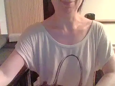 Snapshot of Moi_Lina chatting on July 18, 2026, 9:51 pm Moi Lina online show from July 18, 2026, 9:51 pm