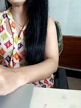 Snapshot of Chanchal--Navya chatting on May 5, 2026, 5:43 pm Chanchal--Navya online show from May 5, 2026, 5:43 pm